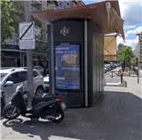 Quiosco publicitario en Los Remedios, Sevilla, en la calle Asunción